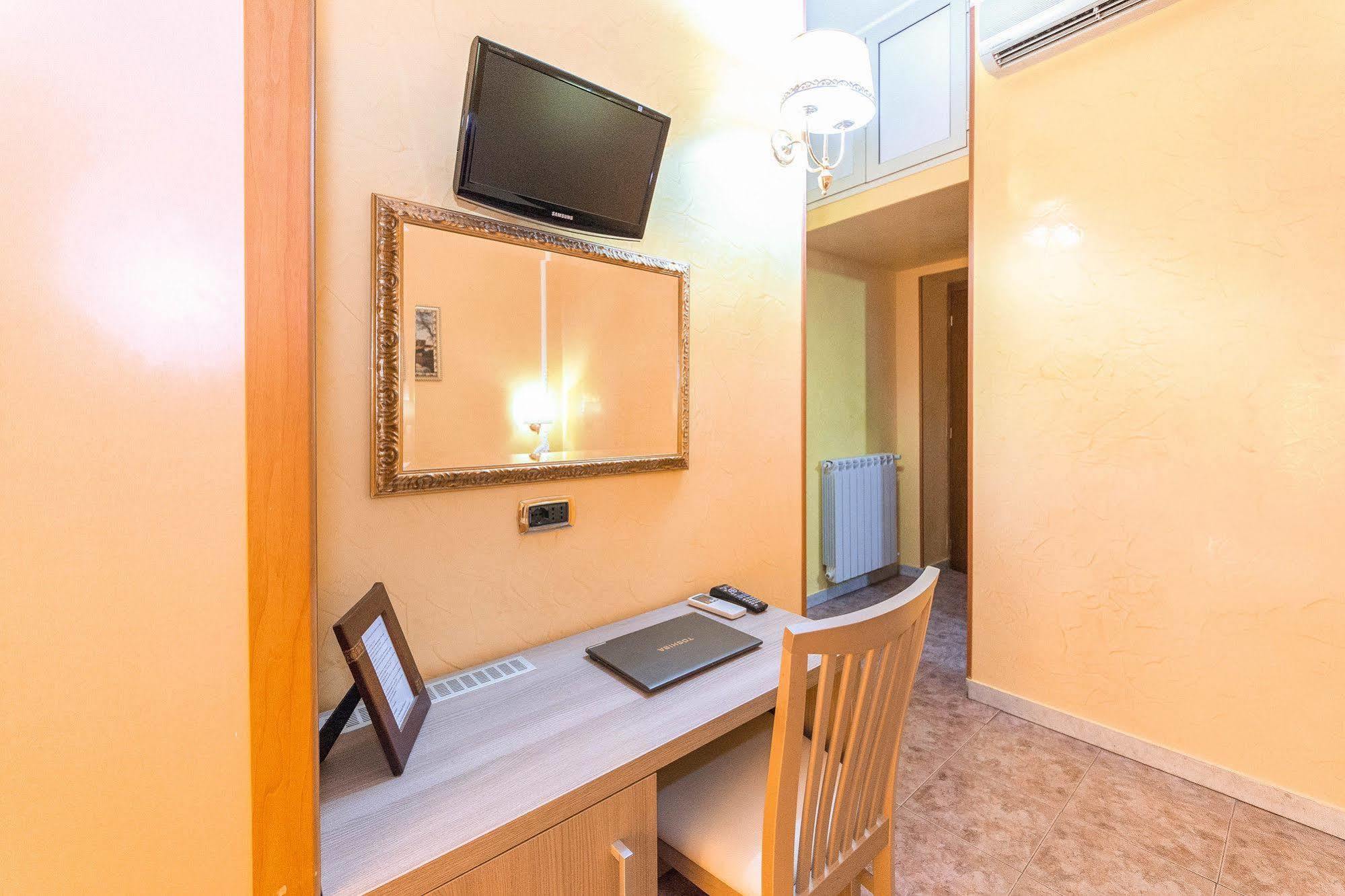 Downtown Accommodation Rome Bagian luar foto